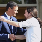 Pedro Sánchez recibe a Pablo Iglesias en la Moncloa el pasado 6 de septiembre.