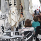 Danzantes de Peranzanes (blanco) y Chano (oscuro), suelta de globos y loas de Cariseda en presencia de los ‘romeros especiales’. AFB