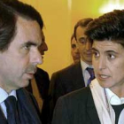 Imagen de archivo de la ex presidenta del PP vasco, María San Gil, con Aznar.