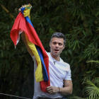 El opositor Leopoldo López saluda a sus seguidores en la entrada de su casa en Caracas. M. GUTIÉRREZ
