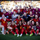 Las jugadoras españolas celebran tras el partido el pase a las semifinales del Mundial. PABLO GARCÍA