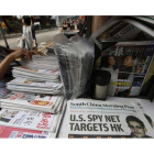 Edward Snowden, en la portada del 'South China Morning Post', en un quiosco de Hong Kong, este jueves.