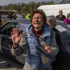 Una mujer llora al llegar de Mariúpol a un punto de evacuación en Zaporizhzhia tras vivir sin escapatoria en la ciudad asediada. ROMAN PILIPEY