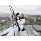 Doris Long, en su descenso de la torre Spinnaker, en Portsmouth.