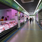 En el Mercado de Abastos todavía hay más de una treintena de locales vacíos. L. DE LA MATA