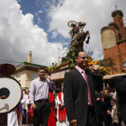 Celebración de las fiestas de san Jorge en Villanueva; en la imagen uno de los momentos de la solemne procesión del patrón.