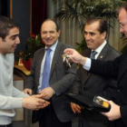 El consejero de Fomento, Antonio Silván, entrega las llaves de una vivienda protegida.
