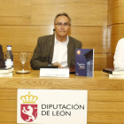 La editora Esther Prieto, el médico Ángel Cornago, autor del libro, y el escritor Ovidio Paredes.