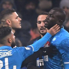 Koulibaly se queja de su expulsión en el partido ante el Inter.