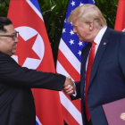 Kim Jong-un y Donald Trump tras firmar el acuerdo de Singapur el pasado 12 de junio. /