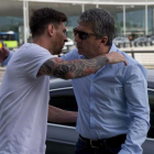 Jorge Horacio Messi despide en el aeropuerto de El Prat a su hijo Leo el pasado martes, cuando se marchó a Argentina para concentrarse con su selección