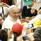 El papa Francisco saluda a un niño durante una audiencia en Ciudad del Vaticano