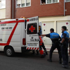 Agentes de la Policía Local ayudan a trasladar a una enferma en una ambulancia de Cruz Roja. JESÚS