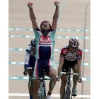 Magnus Backstedt alza los brazos para celebrar el triunfo final