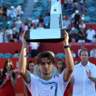 Ferrer levanta el trofeo tras ganar a Almagro en la final.