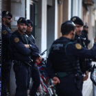 Agentes de la Guardia Civil durante el registro de un domicilio en Sabadell (Barcelona) uno de los registros que se están realizando en varias localidades catalanas en una operación ordenada por el Juzgado Central de Instrucción número 6 de la Audiencia Nacional contra un grupo de independentistas vinculados con los Comités de Defensa de la República (CDR), que, según informan a Efe fuentes de la investigación, planeaban acciones violentas y en la que han sido detenidas nueve personas. ENRIC FONTCUBERTA