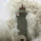 Una ola gigante rompe contra el faro de Douro en Oporto.