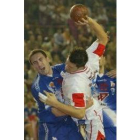 Martín intenta parar a Kjelling en un partido entre Ademar y Portland