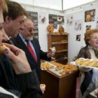 Valín, en el centro con García Prieto, ayer durante su visita a la Feria de Valencia de Don Juan