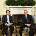Aznar y Bush posan en el despacho Oval de la Casa Blanca