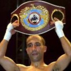 Jorge Mata muestra el cinturón de campeón del mundo del peso mínimo