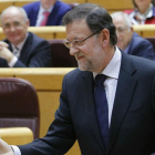 Rajoy recibe un libro de manos de un diputado en el Congreso, en una imagen de archivo.