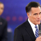 El candidato republicano Mitt Romney habla mientras el presidente de EEUU, Barack Obama, escucha, en el segundo debate electoral, celebrado el 16 de octubre, en Nueva York.
