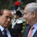 Berlusconi conversa con su homólogo israelí, Benjamin Netanyahu.