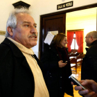 El alcalde de Carucedo, Clemades Rodríguez, ayer a la entrada de la sala de vistas de la Audiencia.