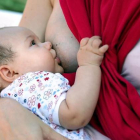 Una mujer amamanta a su bebé