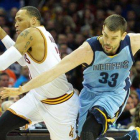 Marc Gasol y Shawn Marion, en un momento del partido entre los Grizzlies y los Cavaliers.