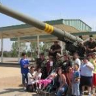 Los niños y jóvenes de la Asociación Manantial durante su visita a la base militar de Ferral
