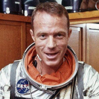 Carpenter se ajusta el traje espacial en su famoso vuelo de 1962.