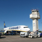 Un avión de Ryanair en el aeropuerto de Girona.