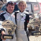 Calleja junto a su copiloto Aregall con los trofeos tras completar la última jornada del Eco Race.