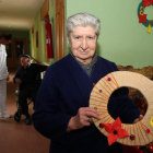 Manuela Álvarez muestra uno de los adornos navideños que ha realizado este año.