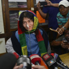 La activista india Irom Sharmila atiende a los medios de comunicación tras comparecer ante el tribunal en Imphal. EFE