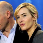 Kate Winslet y Ralph Fiennes posan durante la presentación de la película "The Reader".