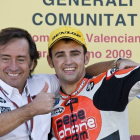 Héctor Barberá celebra junto a Sito Pons, propietario del equipo Moto2, la victoria en el circuito de Cheste, el pasado noviembre.
