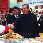 Alonso saluda a la propietaria de uno de los stand en Vegacervera.