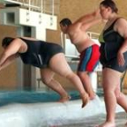 Unos jóvenes obesos se zambullen en una piscina