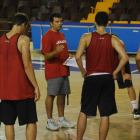 De Grado dirige la sesión preparatoria de ayer en Baloncesto León a la espera de nuevos fichajes.