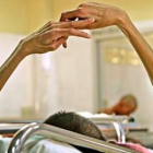 Un enfermo de sida recibe cuidados paliativos en un centro médico.