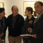 Mar Palacio, José Manuel Otero y Laura Álvarez y Jovino Andina, ayer en la muestra.