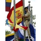 Un operario coloca la bandera española en el recinto