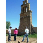 Hidalgo y Lorenzana, durante la visita a la espadaña románica