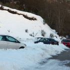 Varios coches permanecen aparacados a la entrada de la localidad berciana de Colinas del Campo de Martín Moro Toledano debido a las placas de hielo