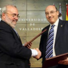 Javier Gómez Navarro y Federico Gutiérrez-Solana, después de la firma del acuerdo.