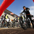Los participantes en la carrera se preparan en la línea de salida para competir