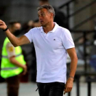 Luis Enrique dando instrucciones a sus jugadores en el partido ante Georgia. JUANJO MARTÍN